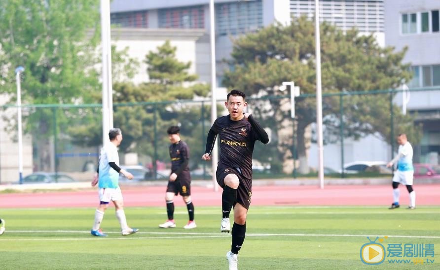 李响足球比赛运动 李响高清写真_李响高清剧照