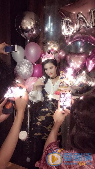 邱箫婵与人合照 邱箫婵高清写真_邱箫婵高清剧照