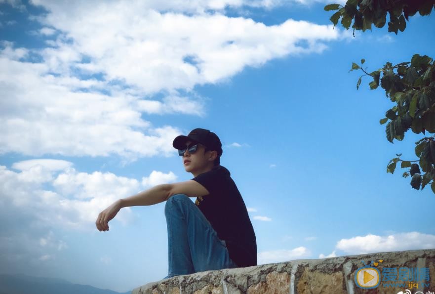 刘育同帅气街拍 刘育同高清写真_刘育同高清剧照