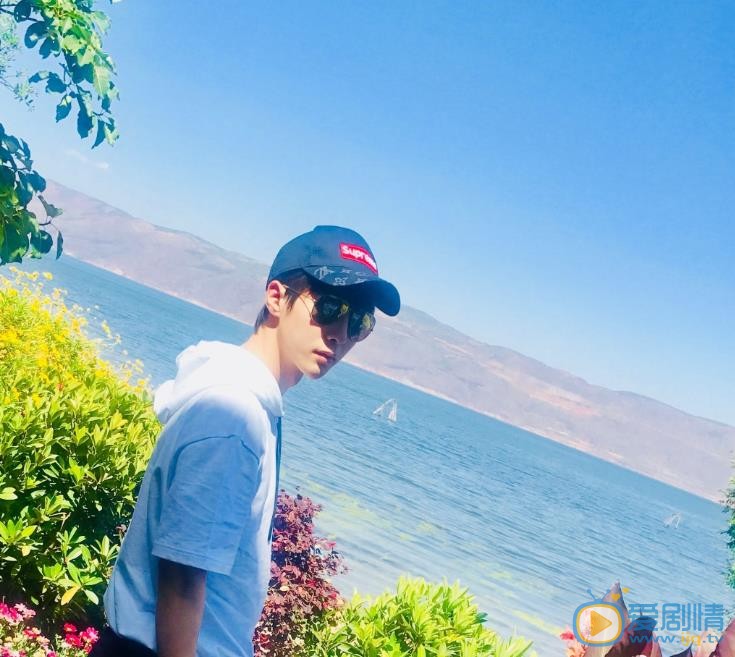 刘育同帅气街拍 刘育同高清写真_刘育同高清剧照