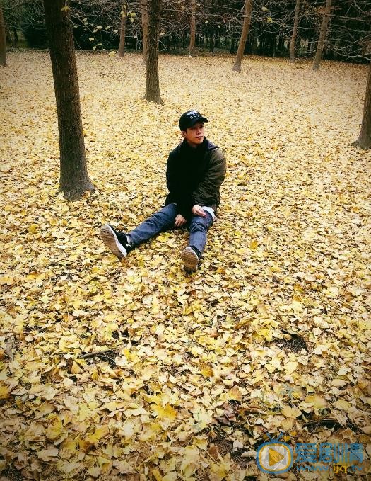 刘育同帅气街拍 刘育同高清写真_刘育同高清剧照