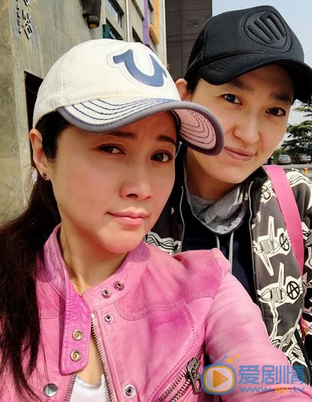 颜丙燕与人合照 颜丙燕高清写真_颜丙燕高清剧照