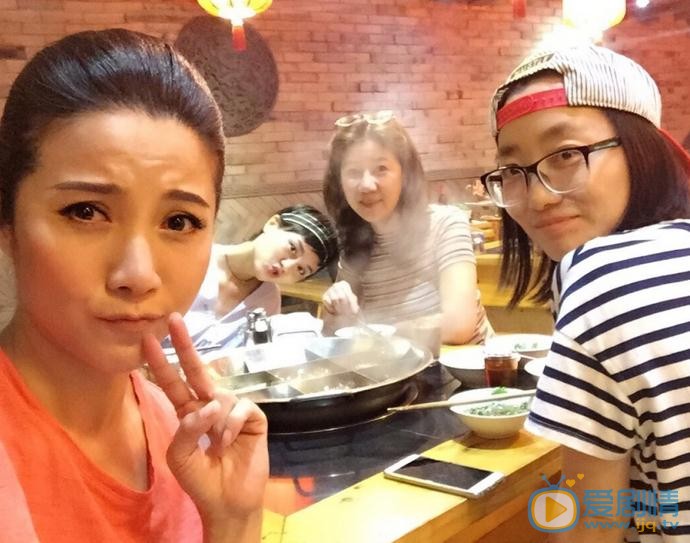 颜丙燕与人合照 颜丙燕高清写真_颜丙燕高清剧照