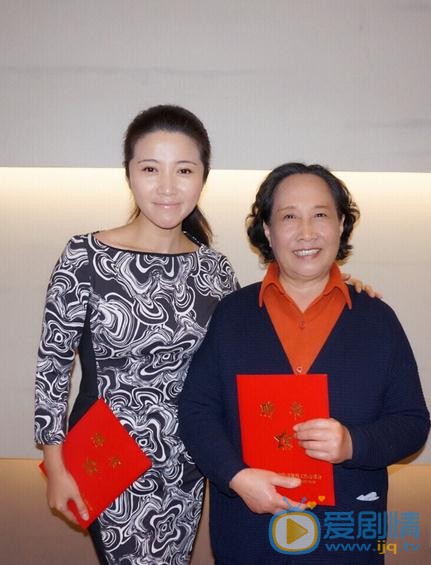 颜丙燕与人合照 颜丙燕高清写真_颜丙燕高清剧照