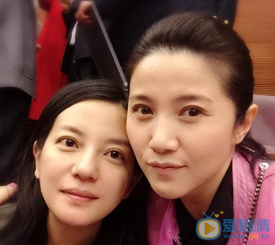 颜丙燕与人合照 颜丙燕高清写真_颜丙燕高清剧照