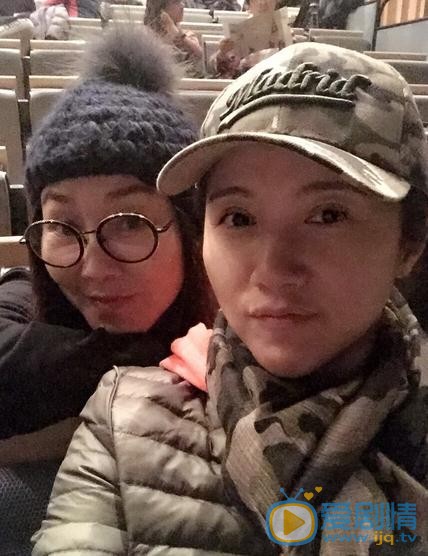 颜丙燕与人合照 颜丙燕高清写真_颜丙燕高清剧照