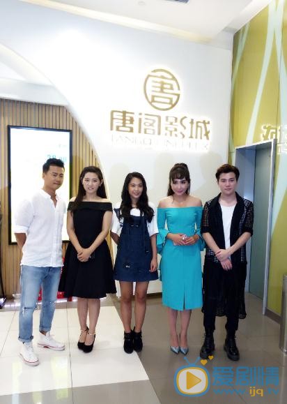 陈美行与人合照 陈美行高清写真_陈美行高清剧照