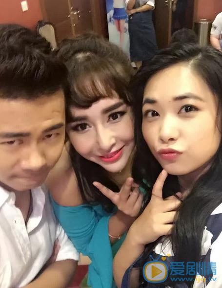 陈美行与人合照 陈美行高清写真_陈美行高清剧照