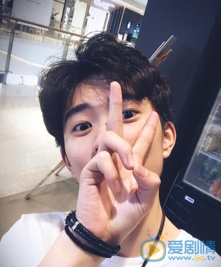 侯朋岩生活照 侯朋岩高清写真_侯朋岩高清剧照