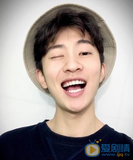 侯朋岩生活照 侯朋岩高清写真_侯朋岩高清剧照