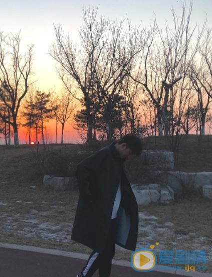 侯朋岩随性街拍 侯朋岩高清写真_侯朋岩高清剧照