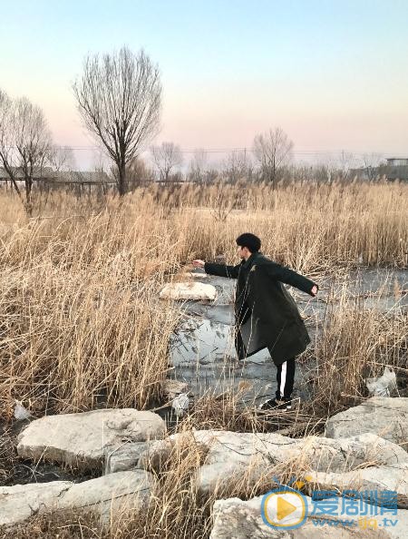 侯朋岩随性街拍 侯朋岩高清写真_侯朋岩高清剧照
