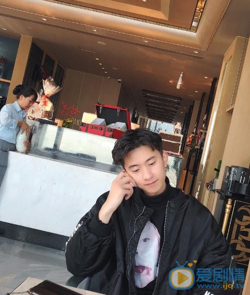 侯朋岩生活照 侯朋岩高清写真_侯朋岩高清剧照