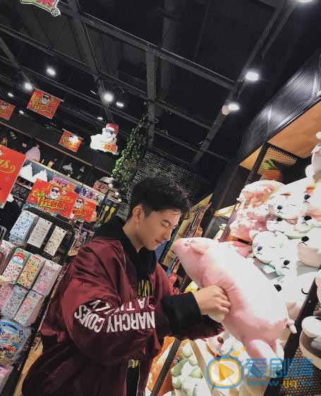 侯朋岩生活照 侯朋岩高清写真_侯朋岩高清剧照