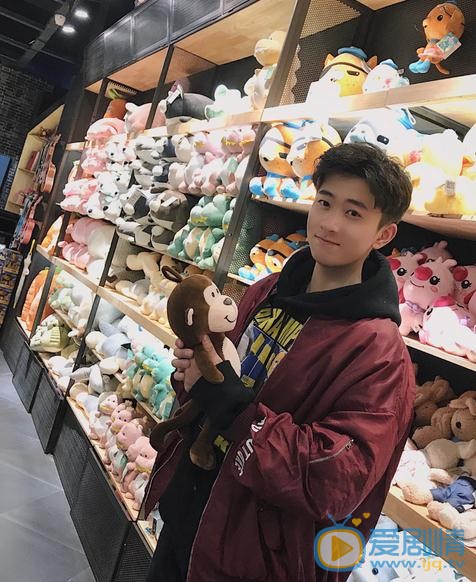 侯朋岩生活照 侯朋岩高清写真_侯朋岩高清剧照