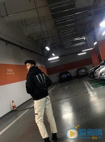 侯朋岩生活照 侯朋岩高清写真_侯朋岩高清剧照