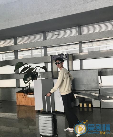 侯朋岩生活照 侯朋岩高清写真_侯朋岩高清剧照