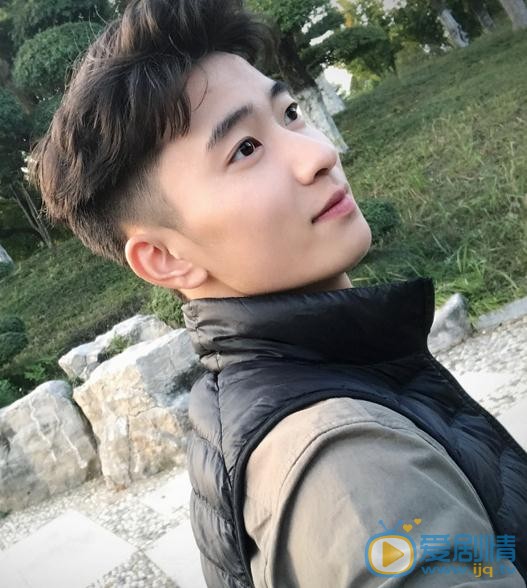 侯朋岩生活照 侯朋岩高清写真_侯朋岩高清剧照