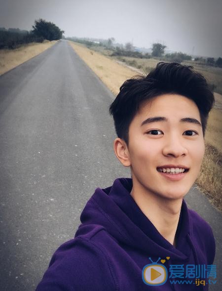 侯朋岩生活照 侯朋岩高清写真_侯朋岩高清剧照