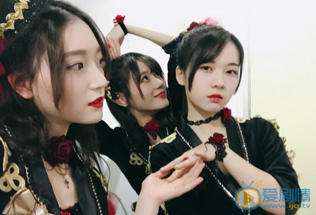 谢蕾蕾与人合照 谢蕾蕾高清写真_谢蕾蕾高清剧照