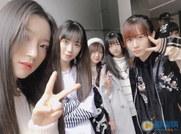 谢蕾蕾与人合照 谢蕾蕾高清写真_谢蕾蕾高清剧照