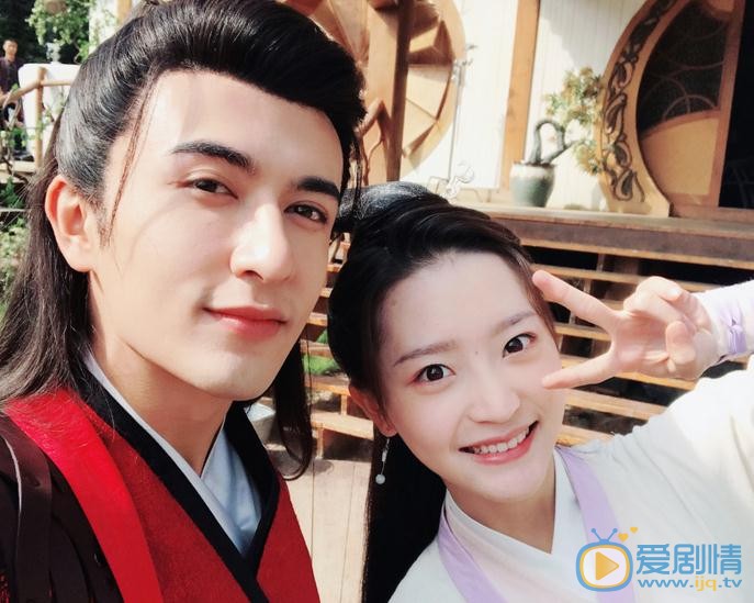 谢蕾蕾与人合照 谢蕾蕾高清写真_谢蕾蕾高清剧照