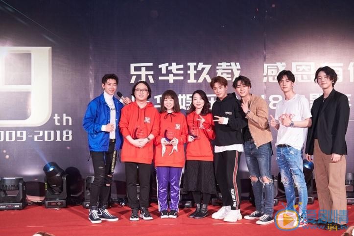 周艺轩与人合照 周艺轩高清写真_周艺轩高清剧照