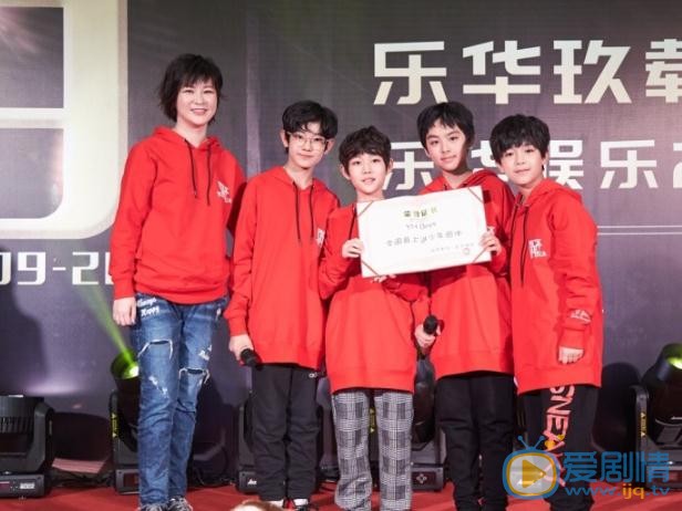 周艺轩与人合照 周艺轩高清写真_周艺轩高清剧照