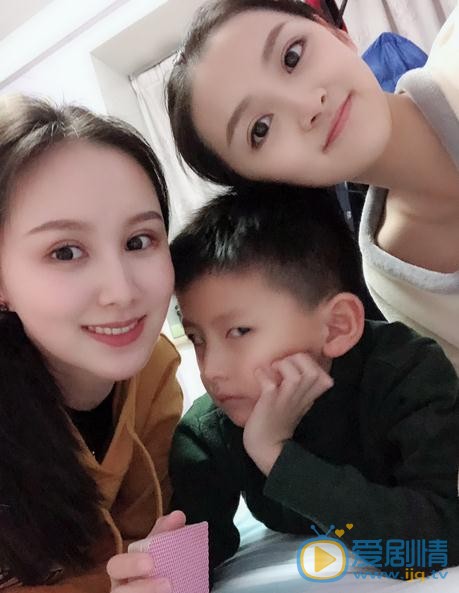 黄露露与人合照 黄露露高清写真_黄露露高清剧照