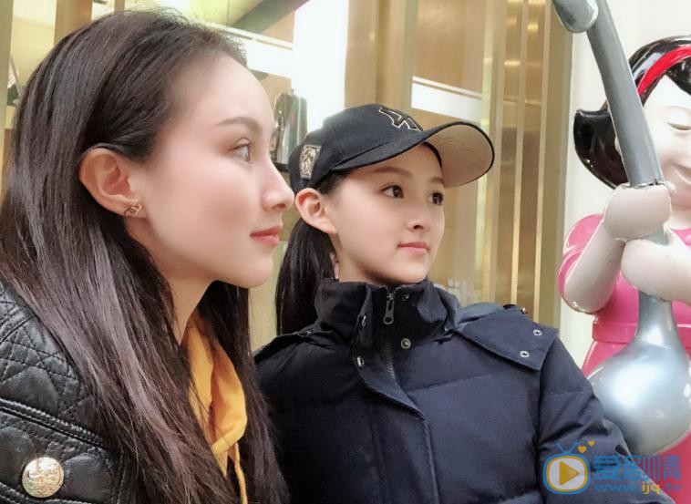 黄露露与人合照 黄露露高清写真_黄露露高清剧照