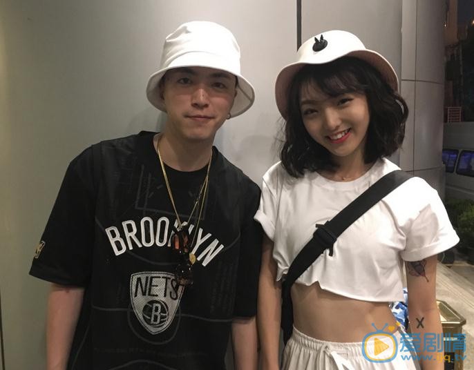 强东玥与人合照 强东玥高清写真_强东玥高清剧照