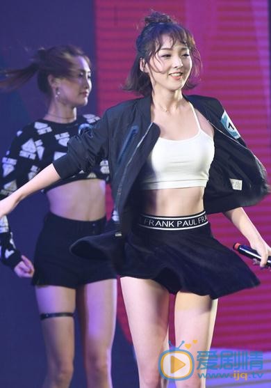 强东玥与人合照 强东玥高清写真_强东玥高清剧照