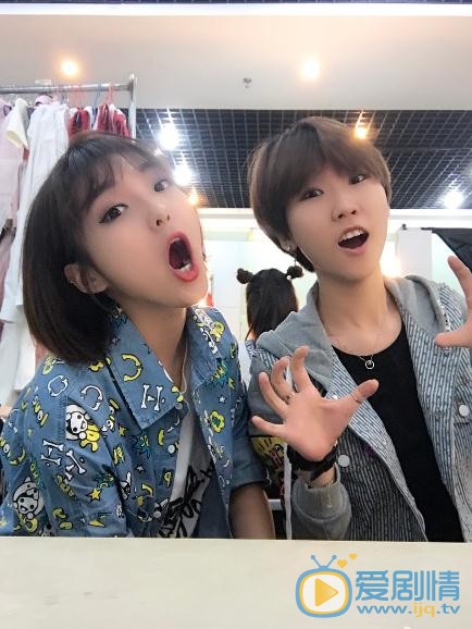 强东玥与人合照 强东玥高清写真_强东玥高清剧照