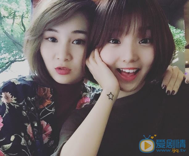 强东玥与人合照 强东玥高清写真_强东玥高清剧照