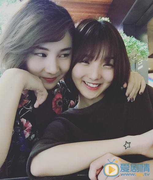 强东玥与人合照 强东玥高清写真_强东玥高清剧照