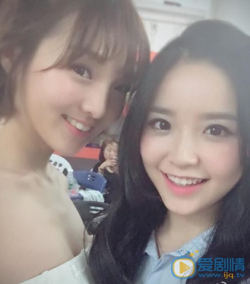 强东玥与人合照 强东玥高清写真_强东玥高清剧照