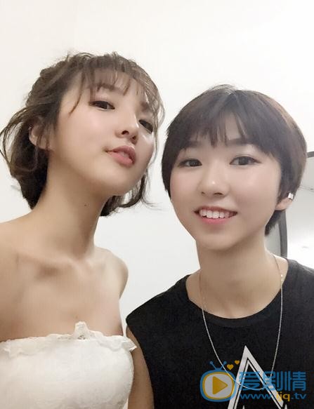强东玥与人合照 强东玥高清写真_强东玥高清剧照