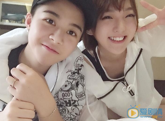 强东玥与人合照 强东玥高清写真_强东玥高清剧照