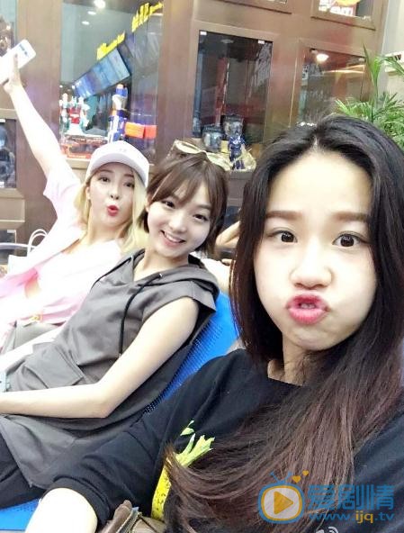 强东玥与人合照 强东玥高清写真_强东玥高清剧照