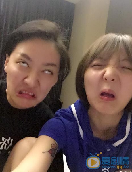 强东玥与人合照 强东玥高清写真_强东玥高清剧照