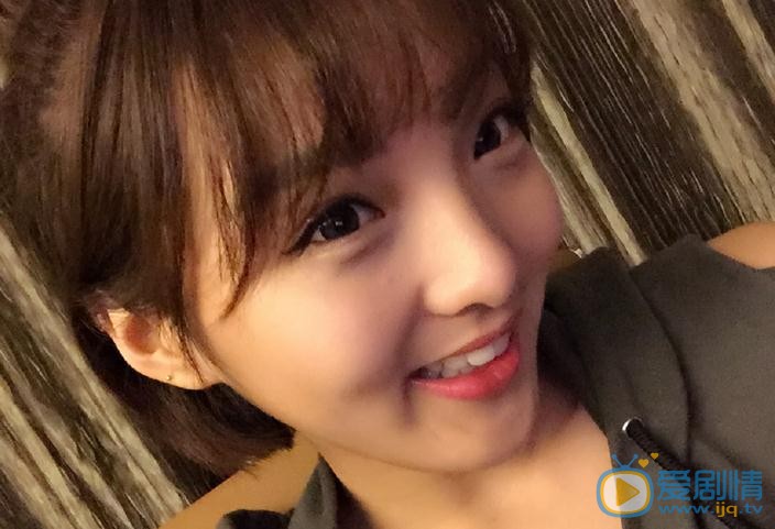 强东玥与人合照 强东玥高清写真_强东玥高清剧照