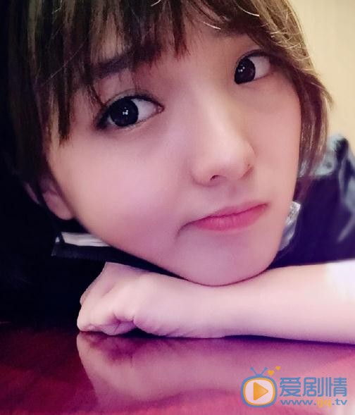 强东玥与人合照 强东玥高清写真_强东玥高清剧照