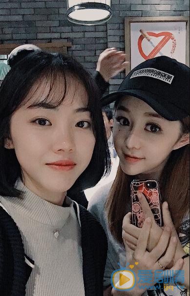 文吉儿与人合照 文吉儿高清写真_文吉儿高清剧照
