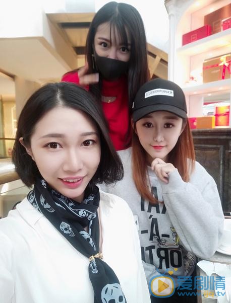 文吉儿与人合照 文吉儿高清写真_文吉儿高清剧照