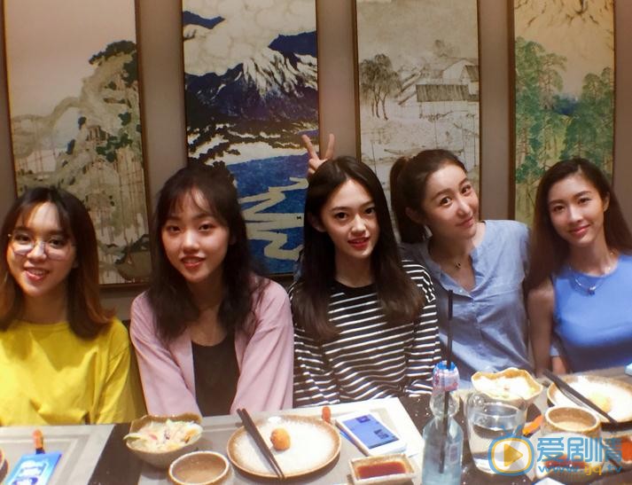 文吉儿与人合照 文吉儿高清写真_文吉儿高清剧照