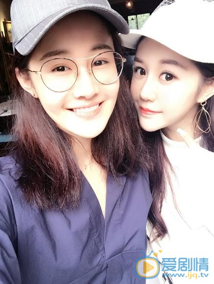 文吉儿与人合照 文吉儿高清写真_文吉儿高清剧照
