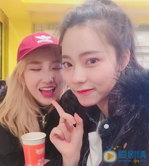张紫宁与人合照 张紫宁高清写真_张紫宁高清剧照