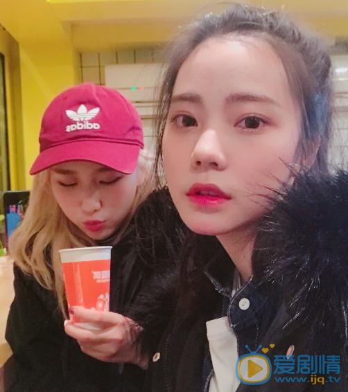 张紫宁与人合照 张紫宁高清写真_张紫宁高清剧照