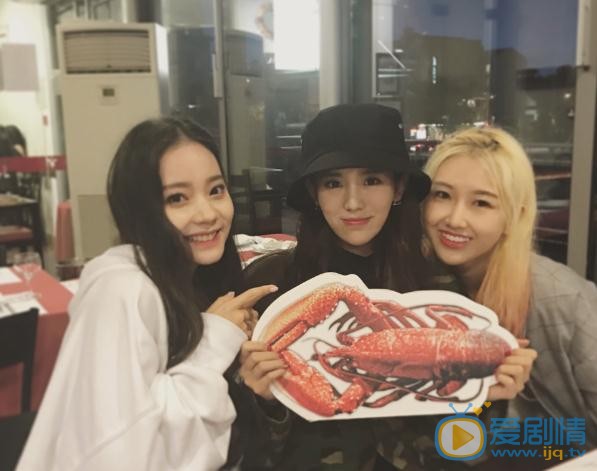 张紫宁与人合照 张紫宁高清写真_张紫宁高清剧照