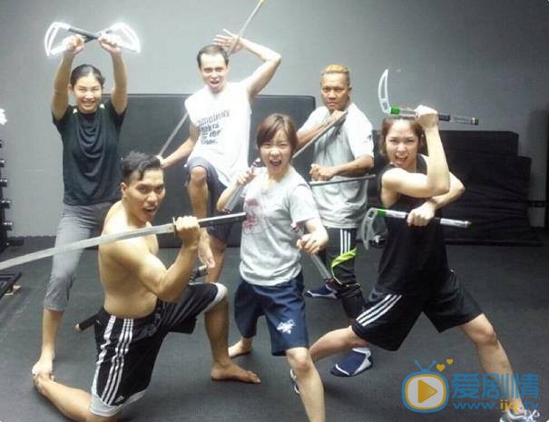 杰佳·亚宁与人合照 杰佳·亚宁高清写真_杰佳·亚宁高清剧照